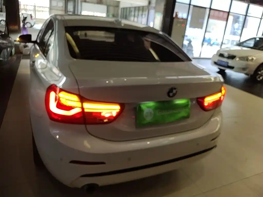 BMW 1 Series 2018 118i Sport Edition фото 6