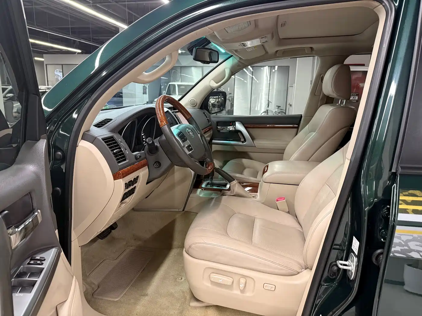 Toyota Land Cruiser 2012 4.6L Automatic VX-R фото 7