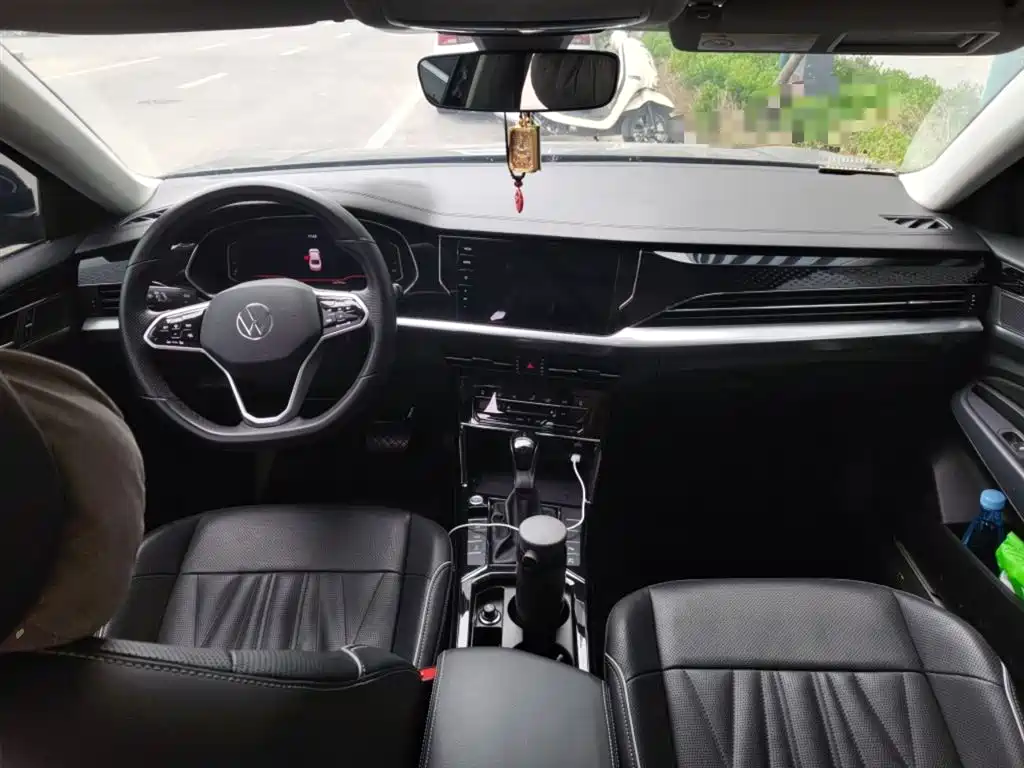 Volkswagen Passat 2022 330TSI Luxury Edition фото 13