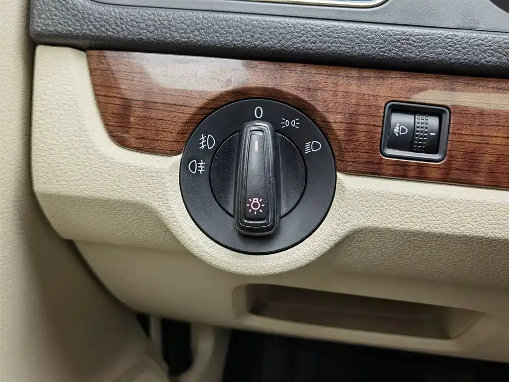 Volkswagen Lavida 2013 Facelift Classic 1.6L Manual Comfort фото 21