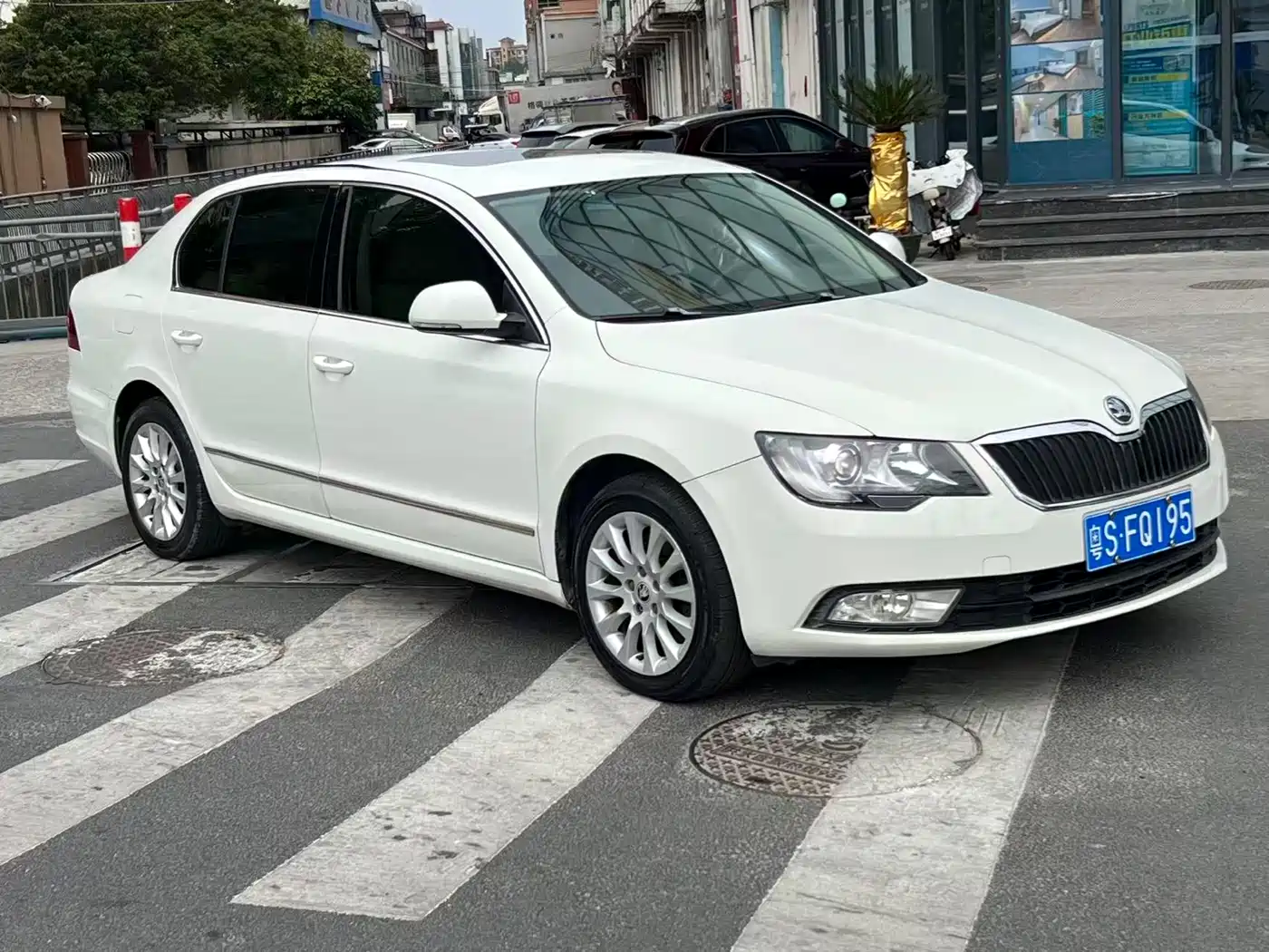 Škoda Superb 2013 1.8TSI Automatic Elite Edition фото 3