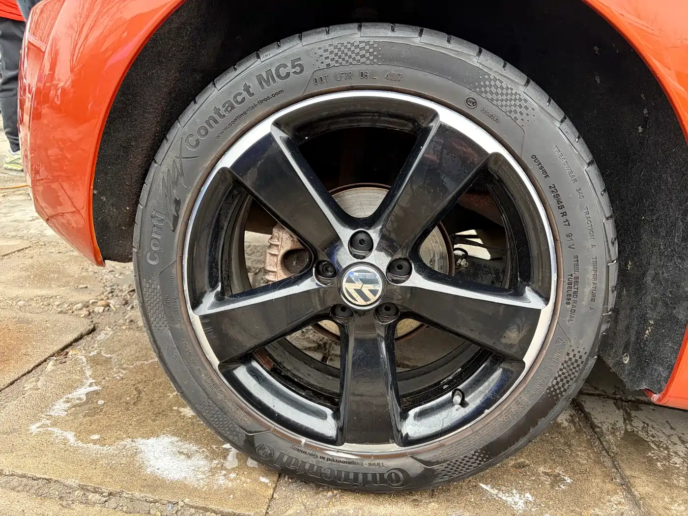 Volkswagen Beetle 2010 Model 2.0 BlackOrange Convertible Luxury Edition фото 25