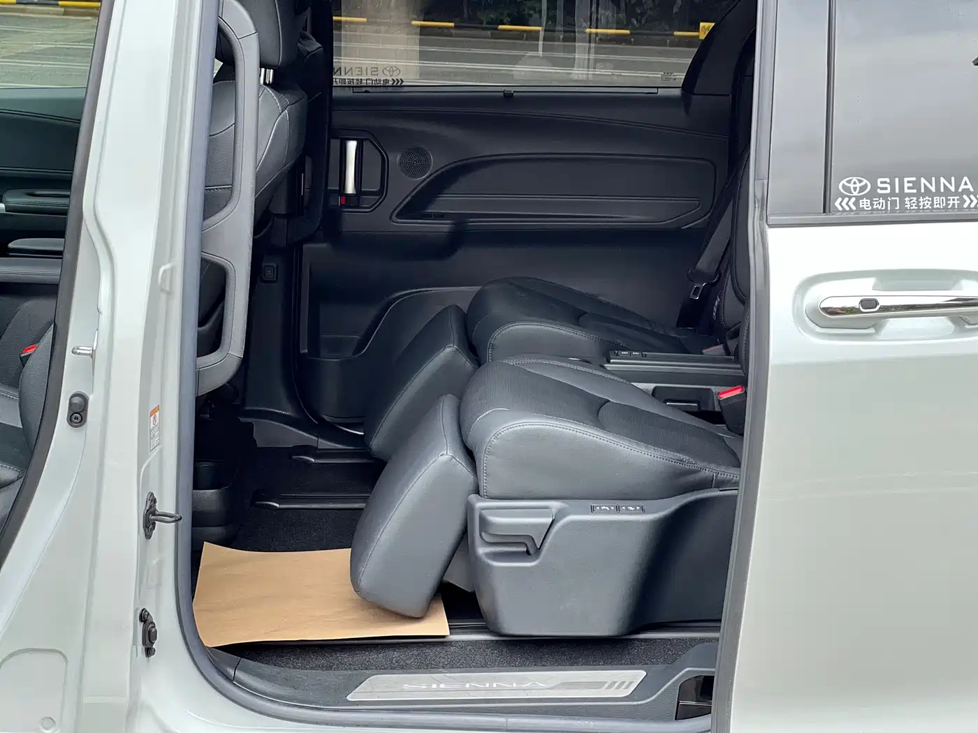 Toyota Sienna 2021 2.5L Hybrid Ultimate Edition фото 7