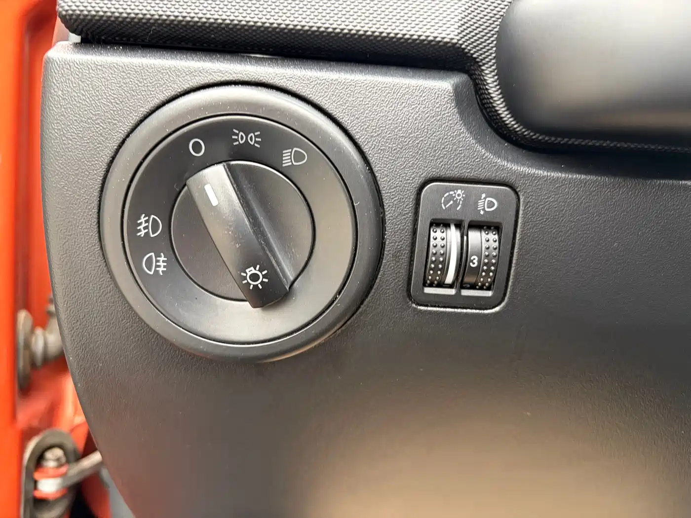 Volkswagen Beetle 2010 Model 2.0 BlackOrange Convertible Luxury Edition фото 18