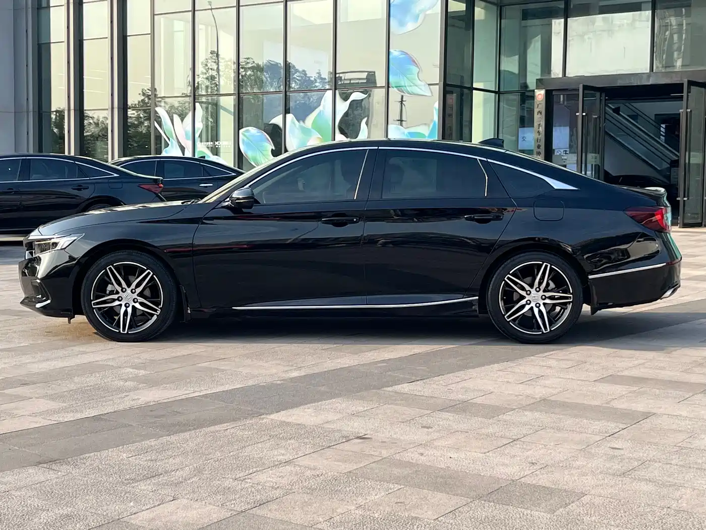 BMW 3 Series 2022 Facelift 325i M Sport Shadow Edition фото 5