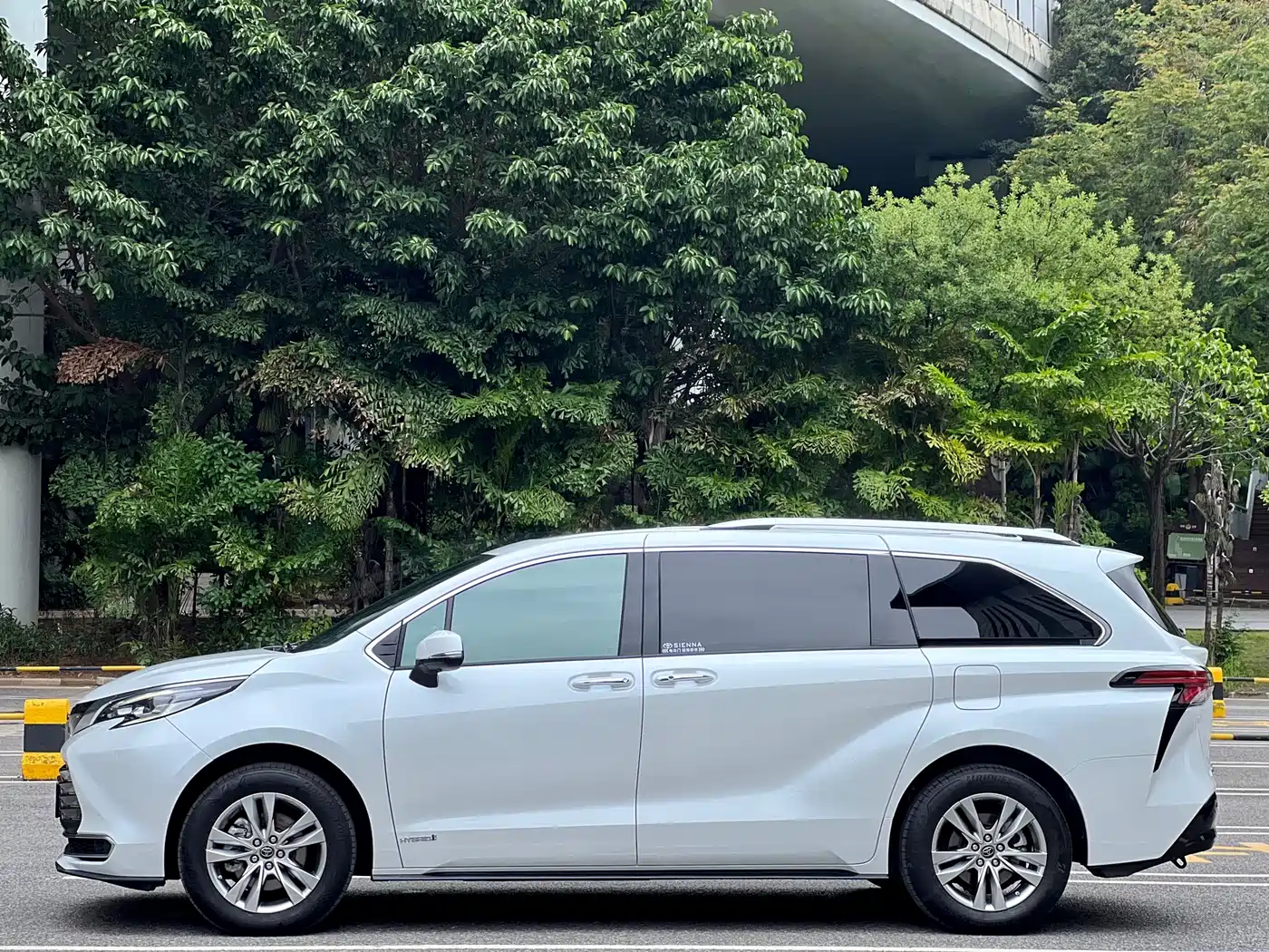 Toyota Sienna 2021 2.5L Hybrid Ultimate Edition фото 2