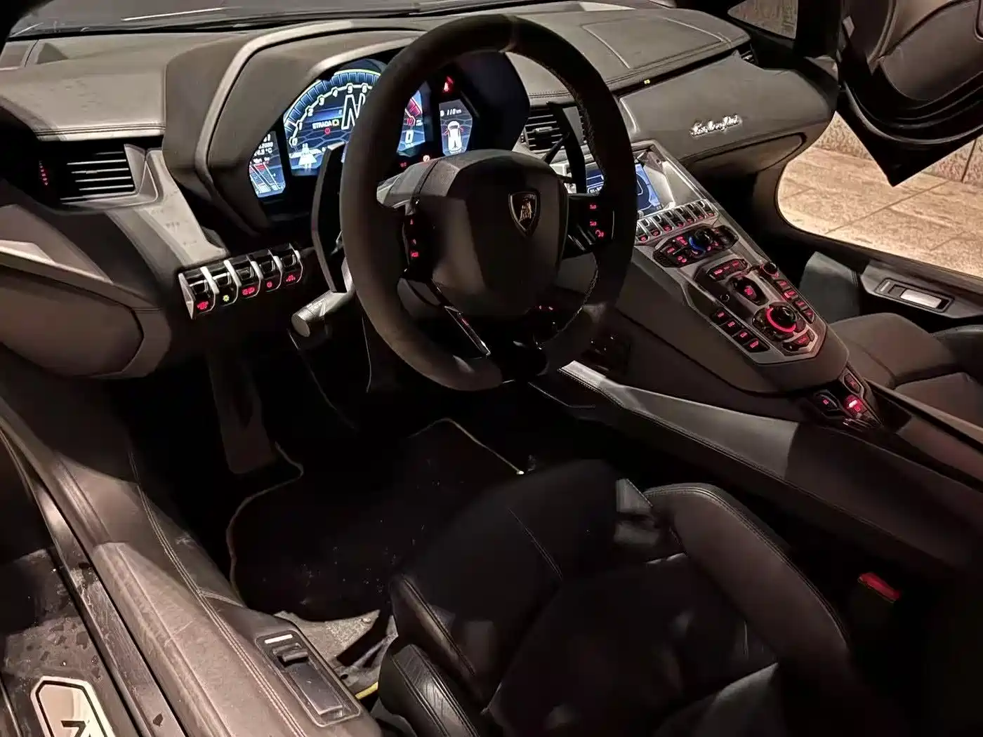 Lamborghini Aventador 2011 LP 700-4 фото 14