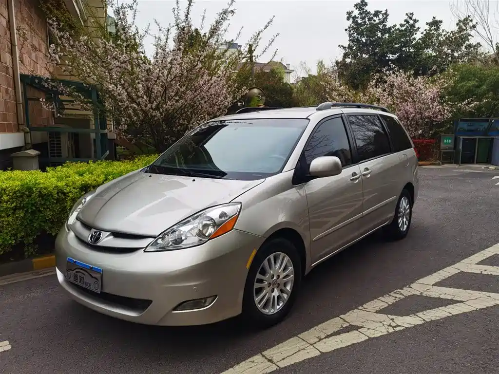 Toyota Sienna фото 4