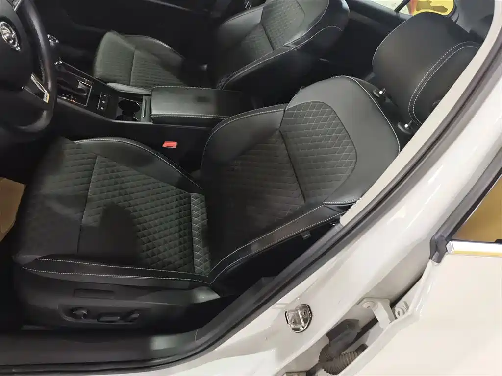 Škoda Superb 2016 TSI280 DSG Pioneer Edition фото 11
