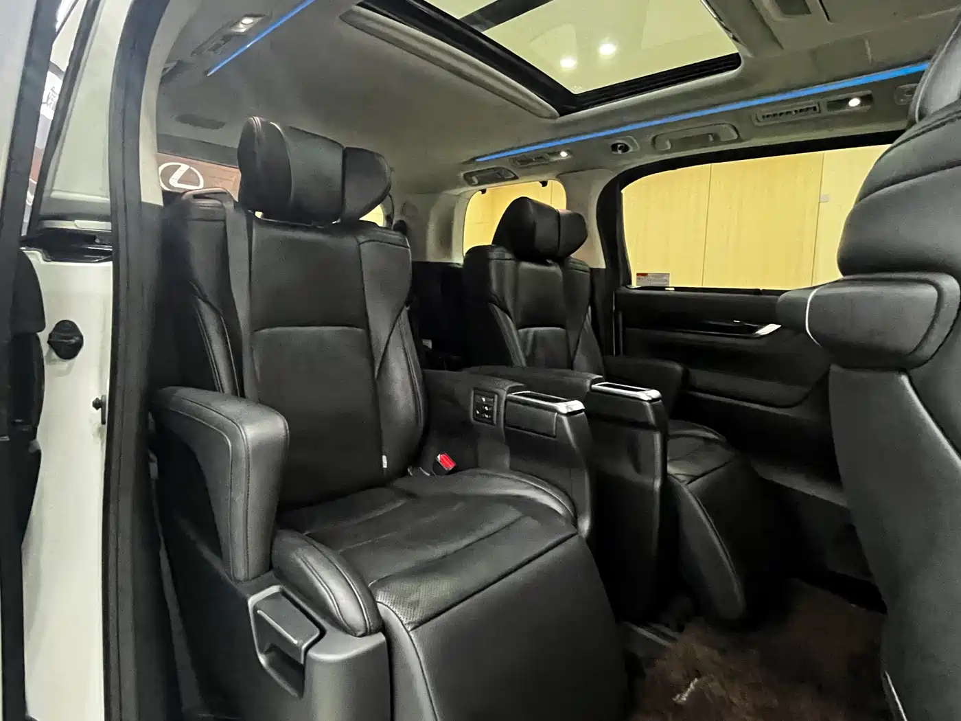 Toyota Vellfire 2021 Crown Hybrid 2.5L HV Luxury Edition фото 12