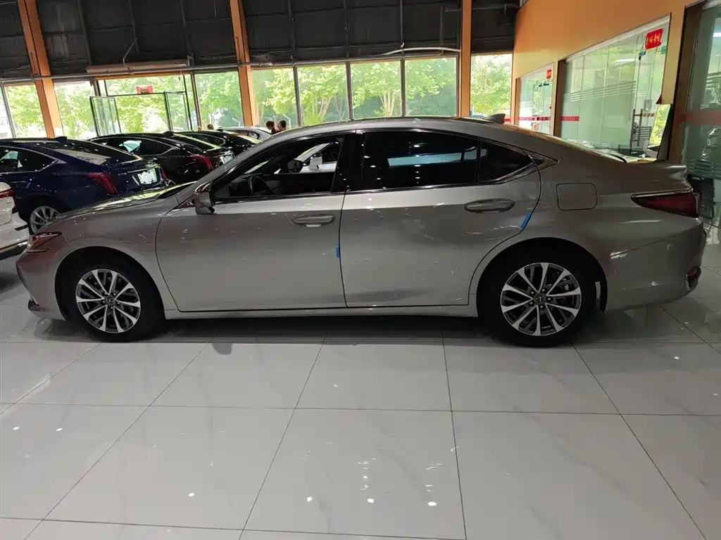 Lexus ES 2022 200 Excellence Edition фото 10