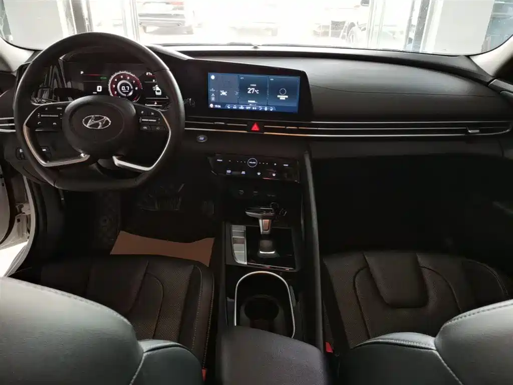 Hyundai Elantra 2022 1.5L CVT LUX Premium Edition фото 10