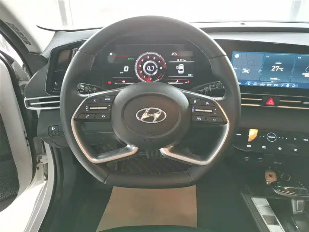 Hyundai Elantra 2022 1.5L CVT LUX Premium Edition фото 11