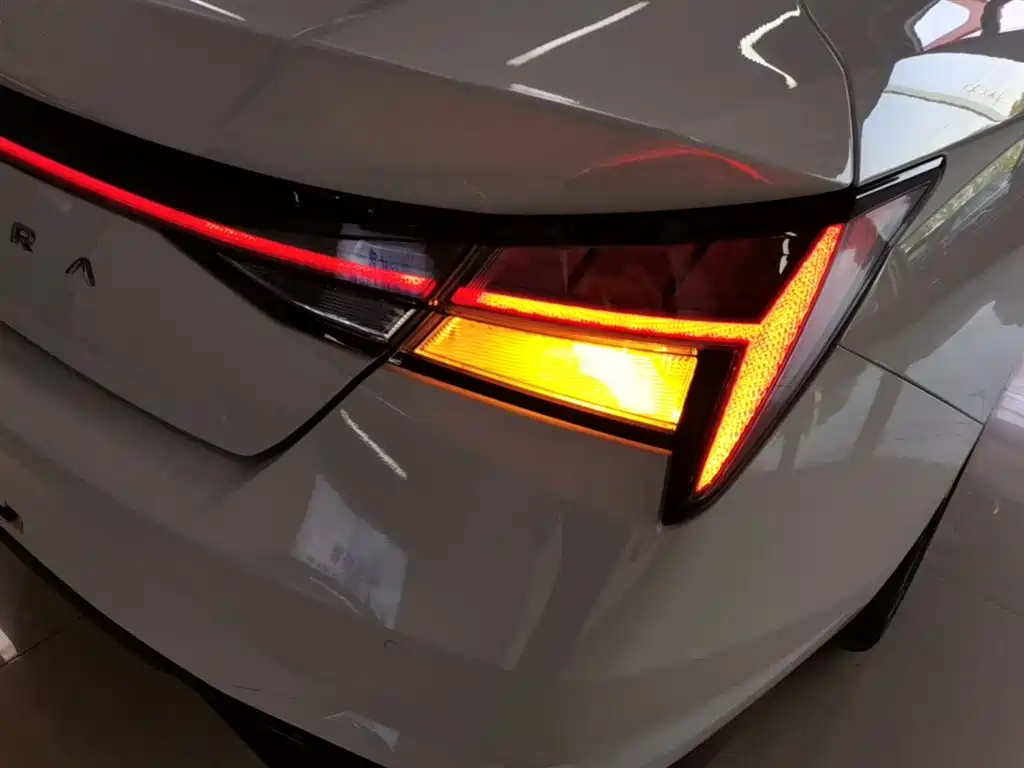Hyundai Elantra 2022 1.5L CVT LUX Premium Edition фото 8