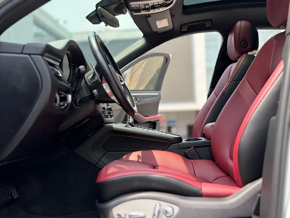 PORSCHE MACAN