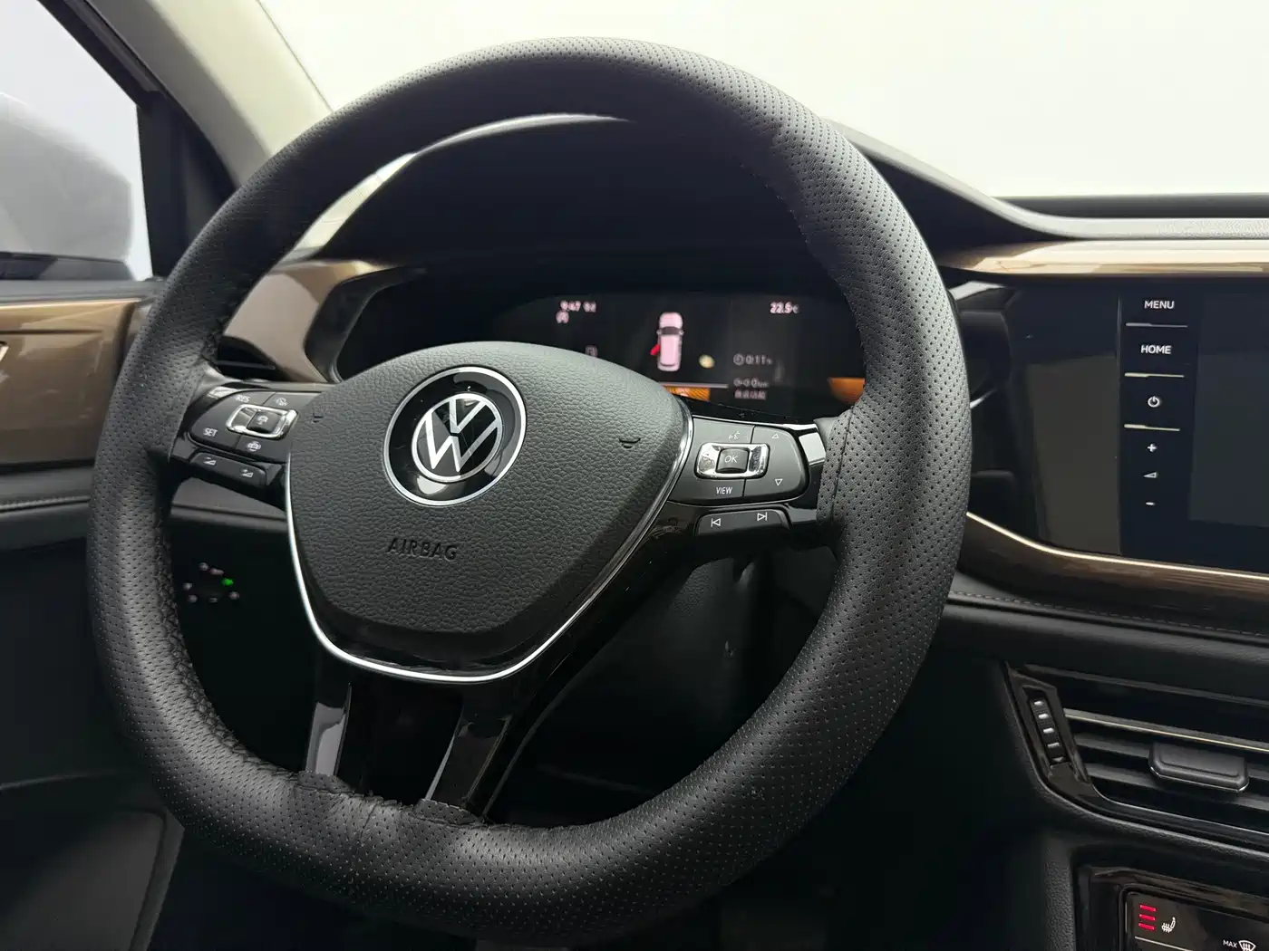 Volkswagen Tharu 2022 280TSI FWD Luxury Edition фото 12