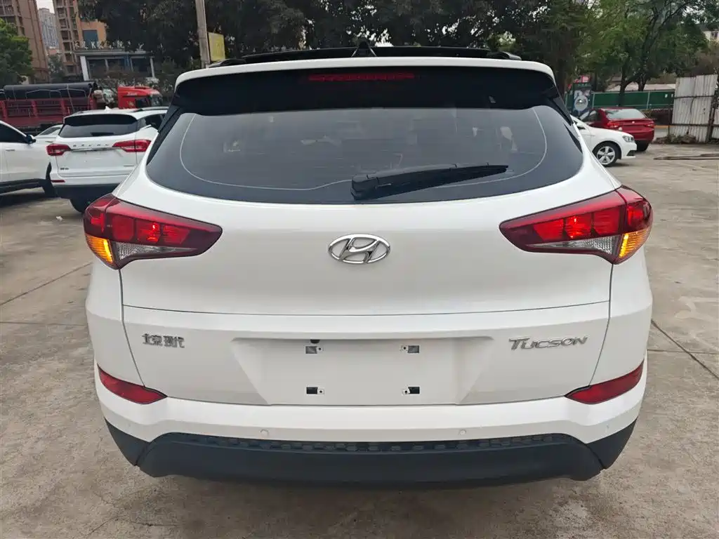 Hyundai Tucson 2015 2.0L Automatic 2WD Smart фото 6