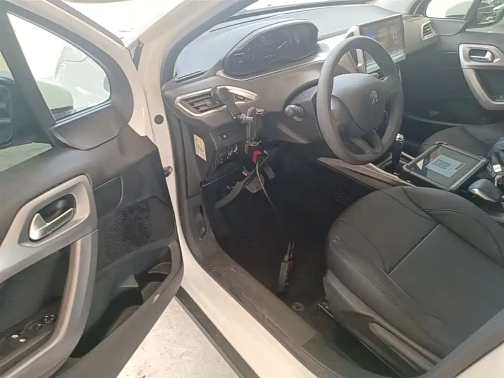 Peugeot 2008 2014 1.6L Automatic Trend Edition фото 12