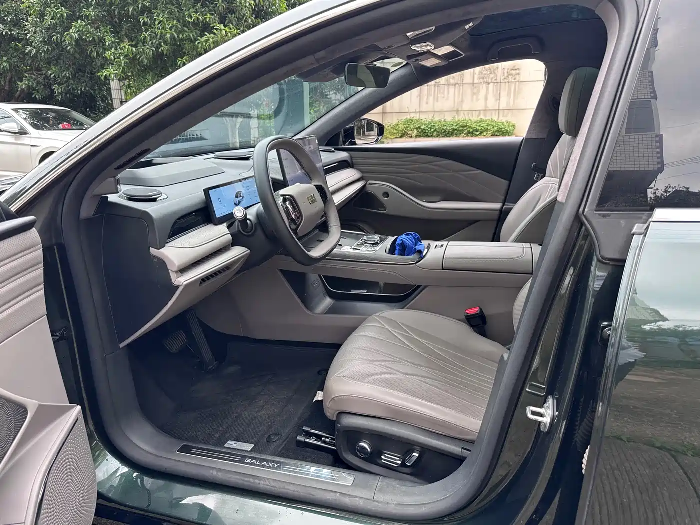 Geely Galaxy Galaxy Xingyao 8 2025 Model 60km EM-i Luxury Edition фото 5