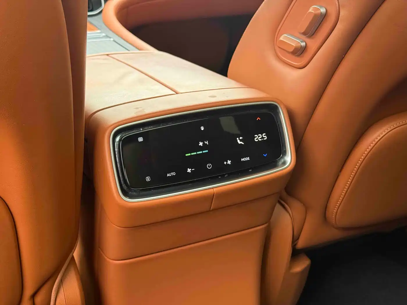 AITO Wenjie AITO M9 2024 Range Extender Max Edition 42kWh 6-seater фото 9