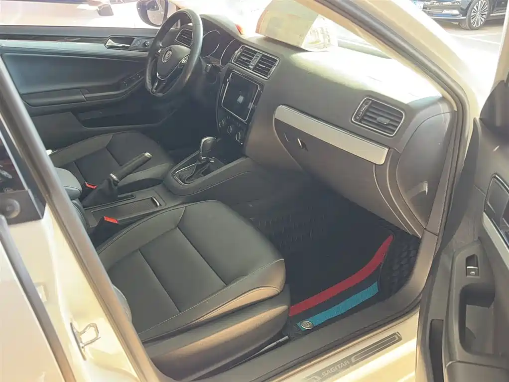 Volkswagen Sagitar 2017 1.6L Automatic Comfort фото 24