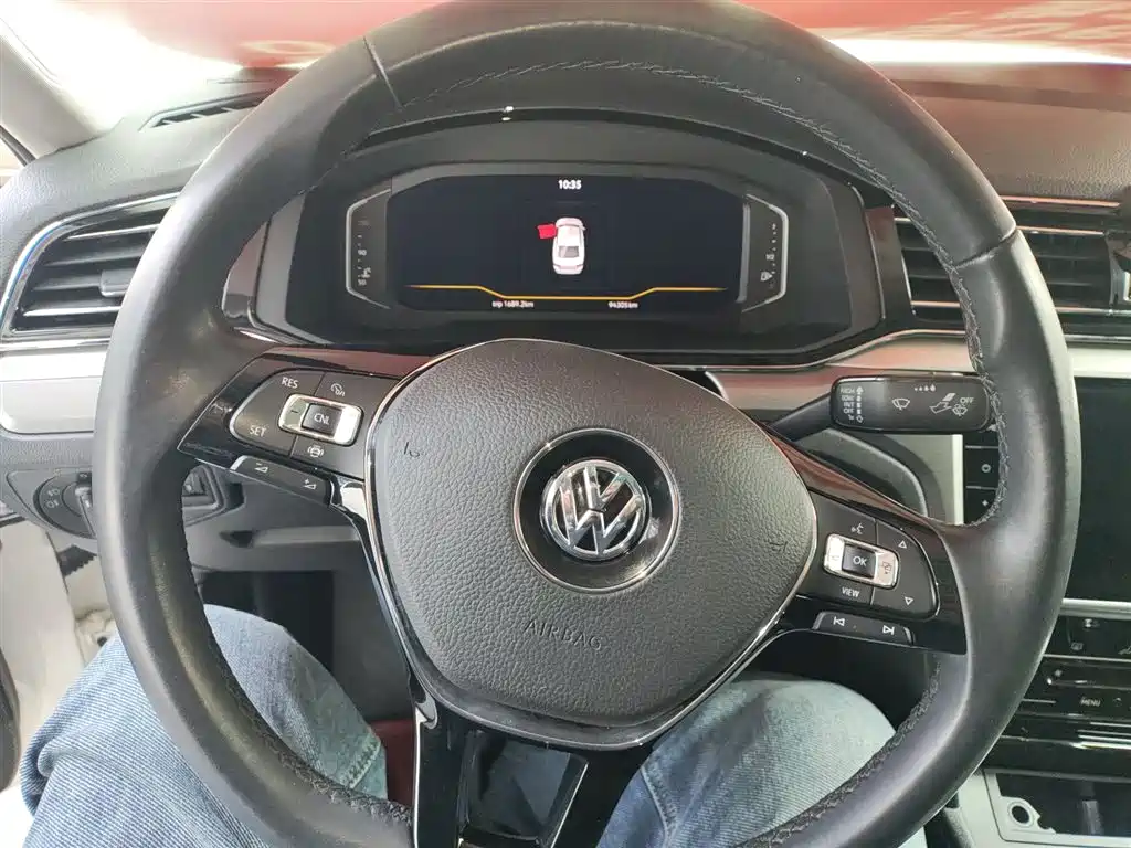 VOLKSWAGEN LINGDU