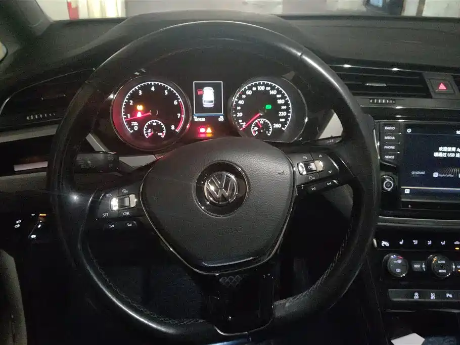 Volkswagen Touran 2018 Touran L 280TSI DSG Luxury 7-seater фото 15