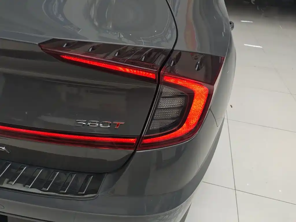 Photo 8 - Hyundai Sonata