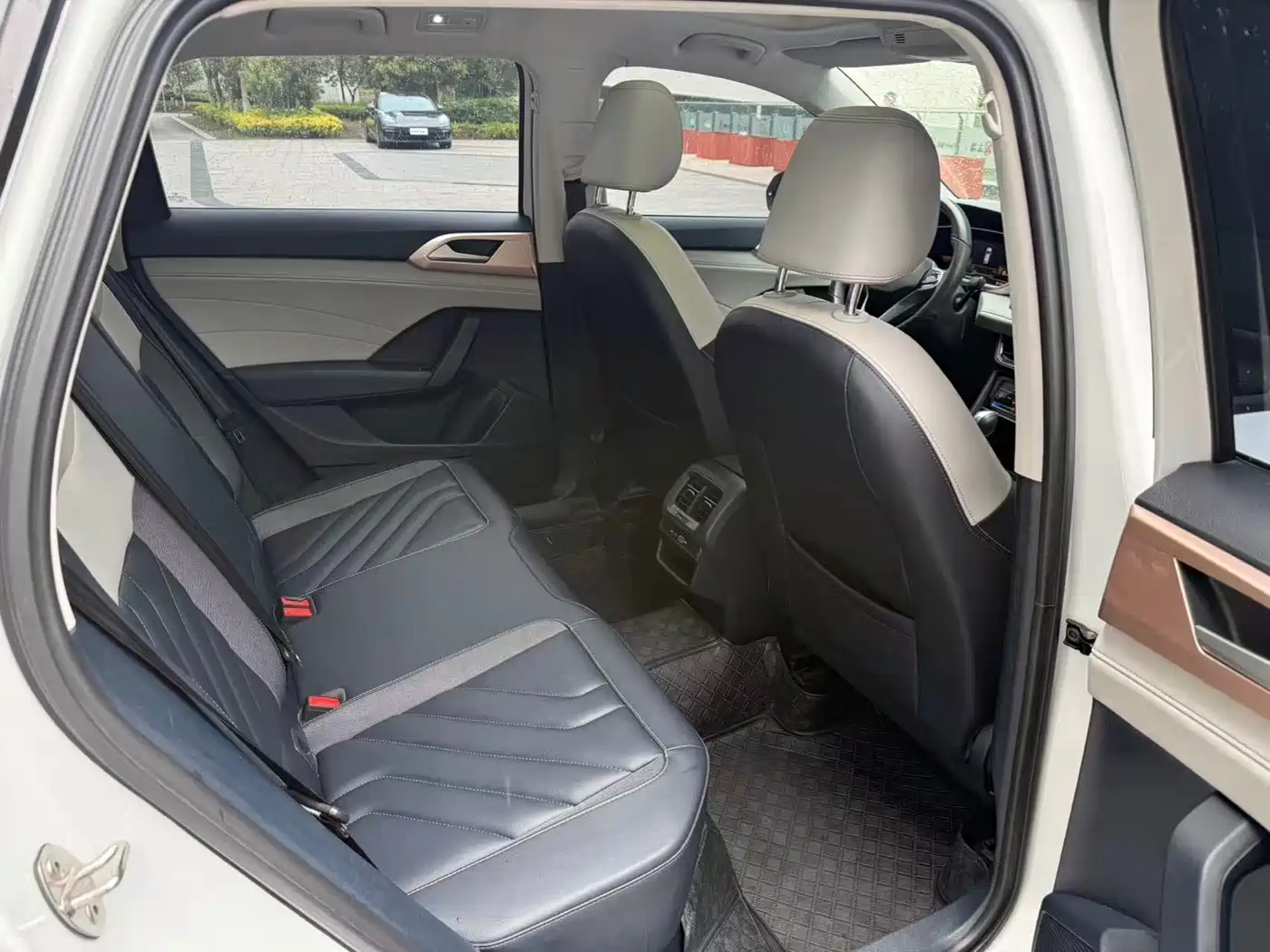 Volkswagen Tharu 2024 300TSI 2WD Bright Moon Edition фото 18