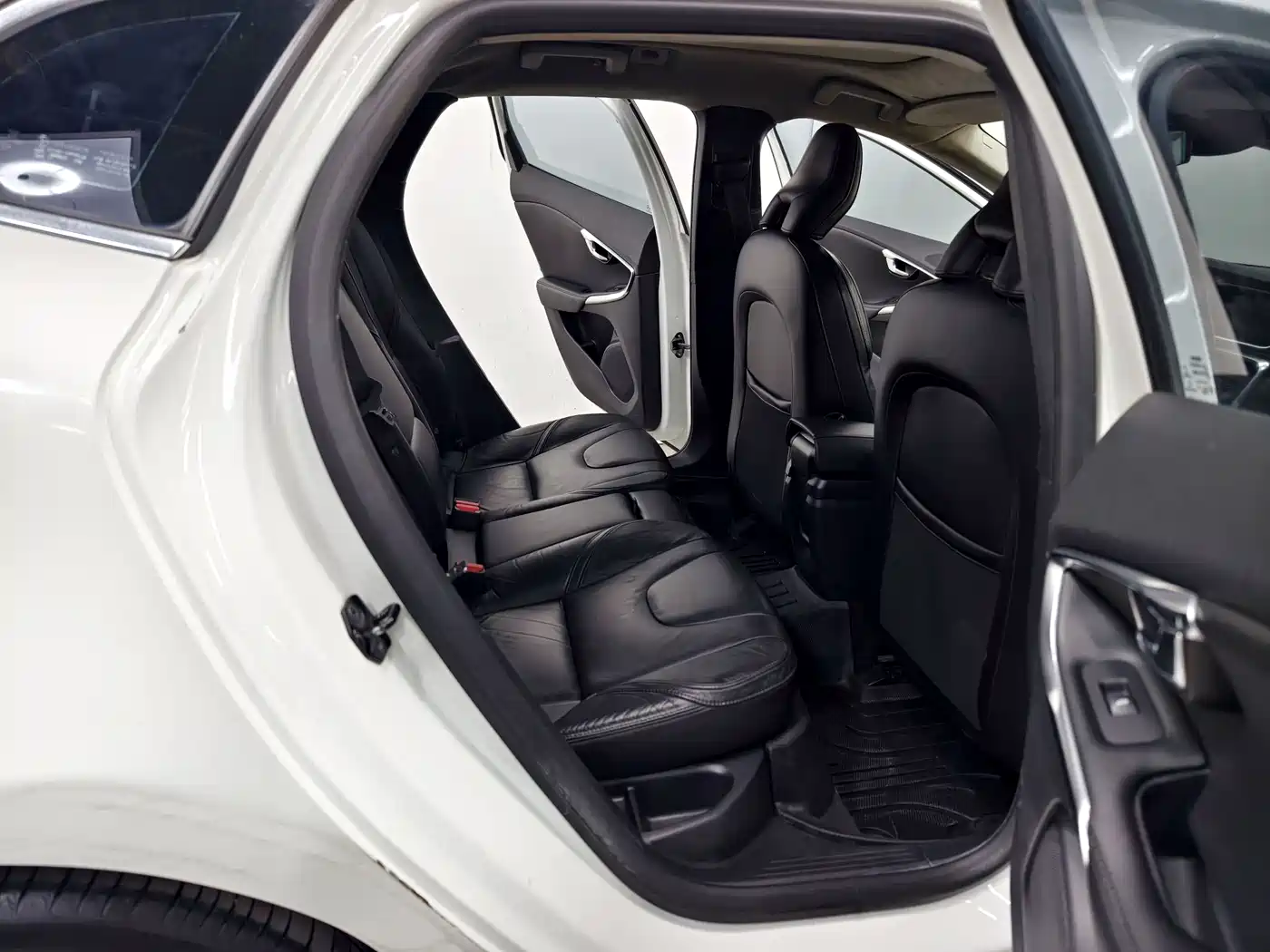 Volvo V40 2013 2.0T Elegance Edition фото 16