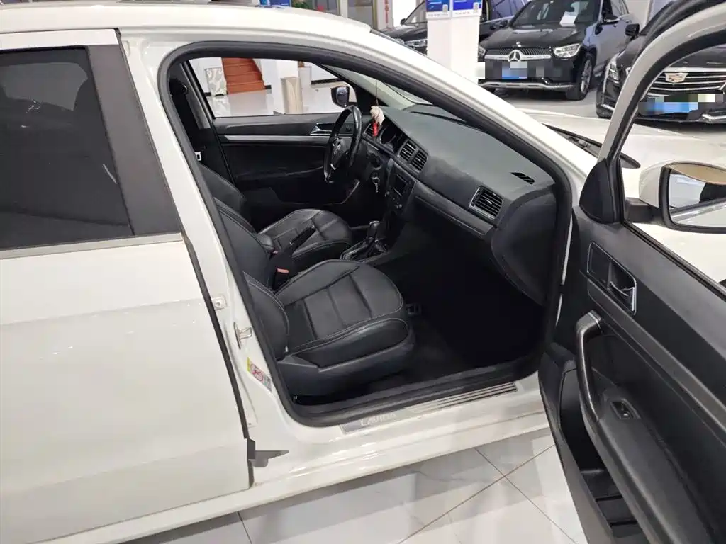 Volkswagen Lavida 2015 1.6L Automatic Comfort Edition фото 11
