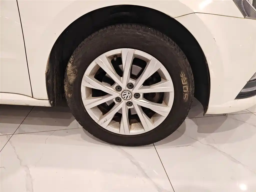 Volkswagen Lavida 2015 1.6L Automatic Comfort Edition фото 14