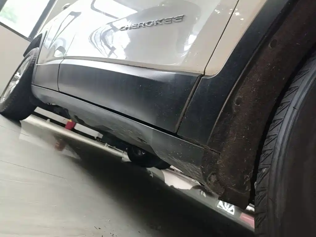 Фото 21 - Jeep Cherokee