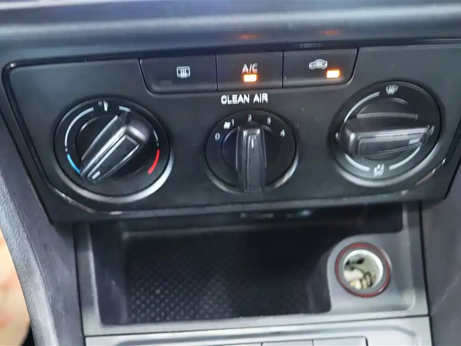 Volkswagen Lavida 2017 1.6L Manual Trend Edition фото 15
