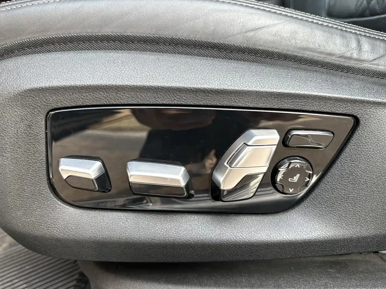 BMW 5 Series 2018 530Li Exclusive Luxury Package фото 16