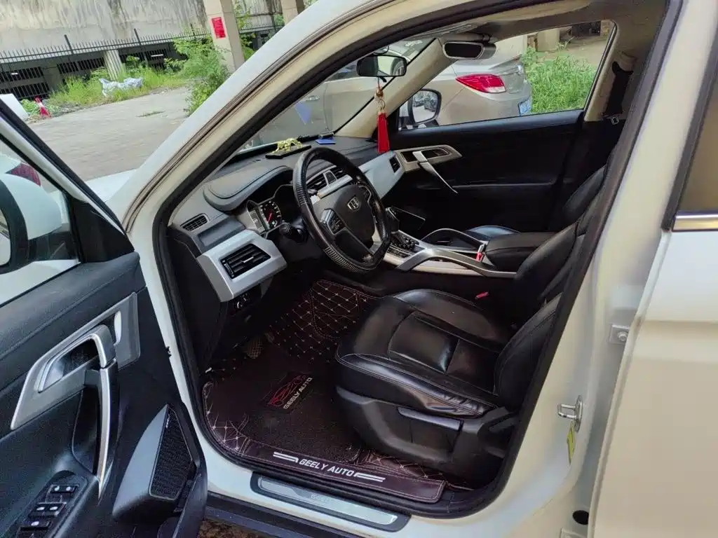 Фото 14 - Geely Atlas