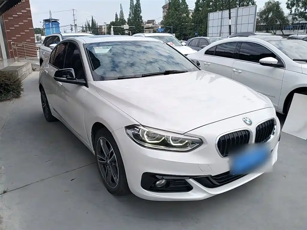 BMW 1 Series 2018 118i Sport Edition фото 4