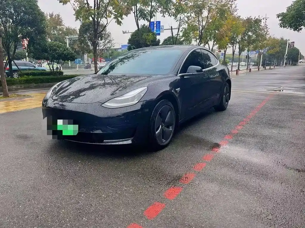 Фото 1 - Tesla Model 3