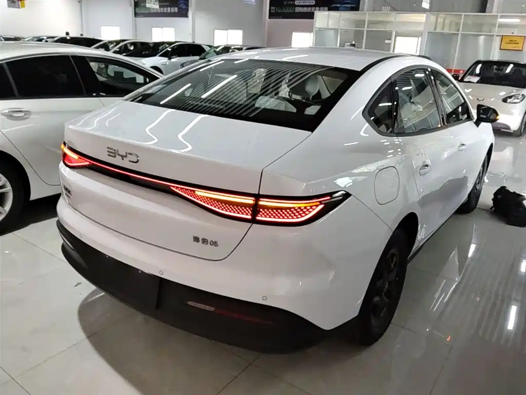 BYD Hai Bao 05 DM-i 2026 DM-i 128KM Luxury фото 7