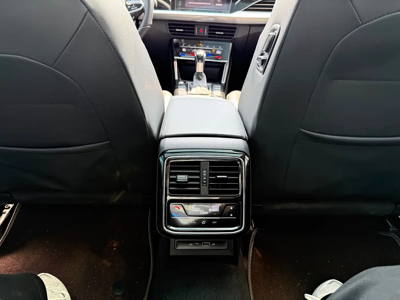 Volkswagen Passat 2022 330TSI Starlight Luxury Edition фото 8