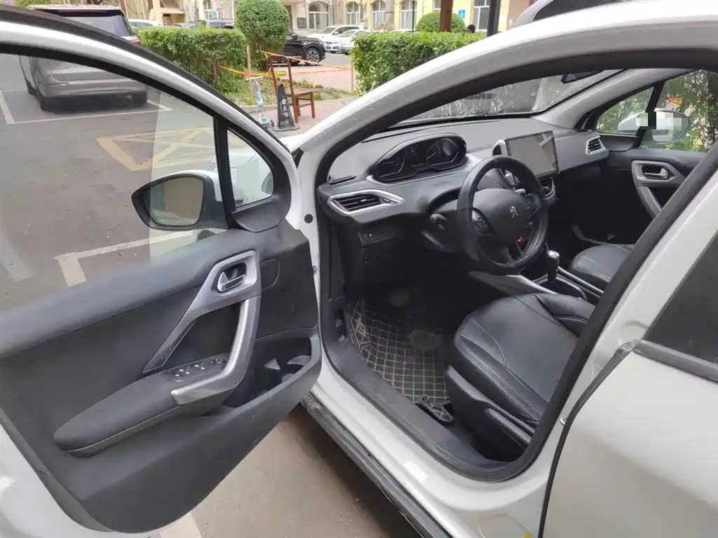 Peugeot 2008 2014 1.6L Automatic Fashion Edition фото 12
