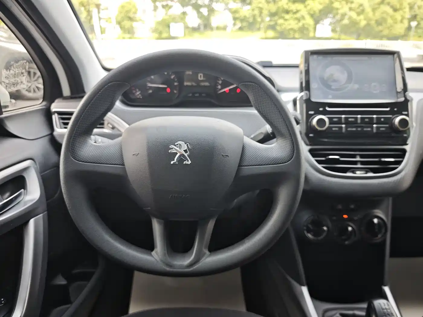 Peugeot 2008 2014 1.6L Manual Trend Edition фото 6