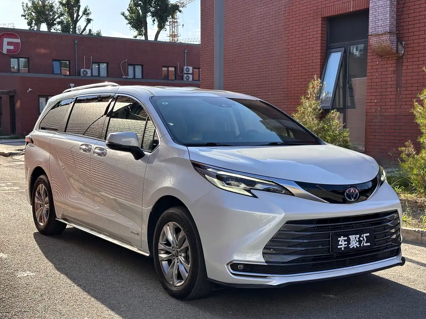 Toyota Sienna 2021 2.5L Hybrid Ultimate Edition фото 3