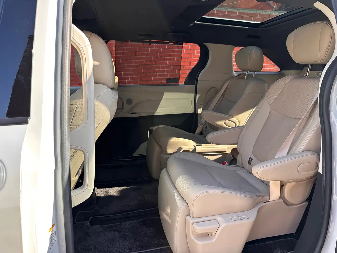 Toyota Sienna 2021 2.5L Hybrid Ultimate Edition фото 5
