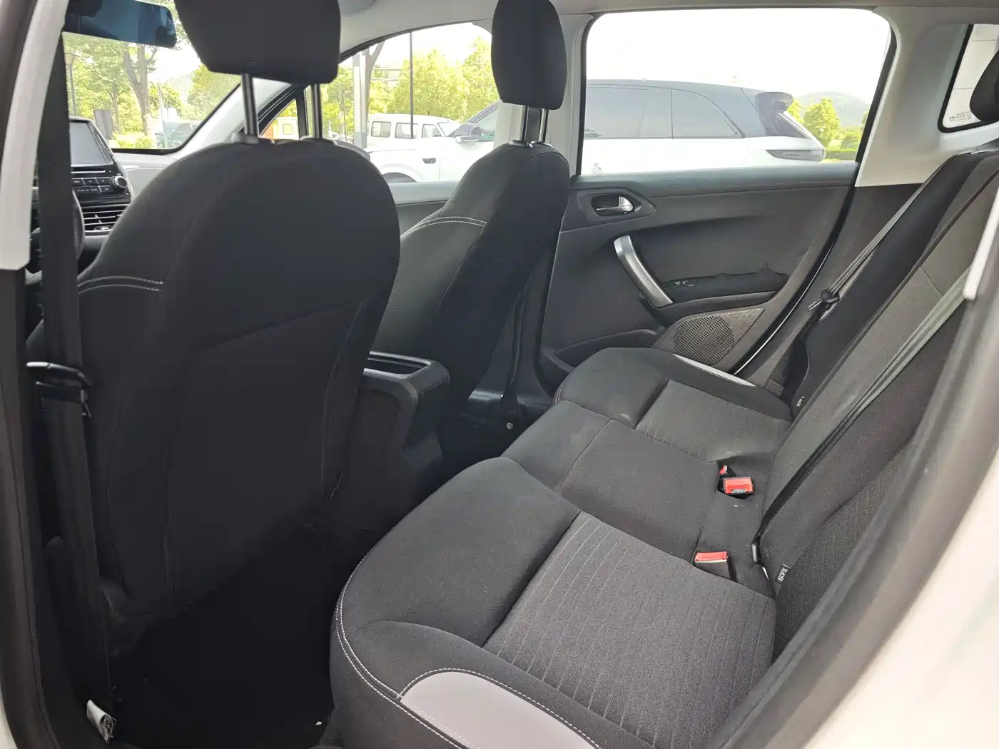Peugeot 2008 2014 1.6L Manual Trend Edition фото 7