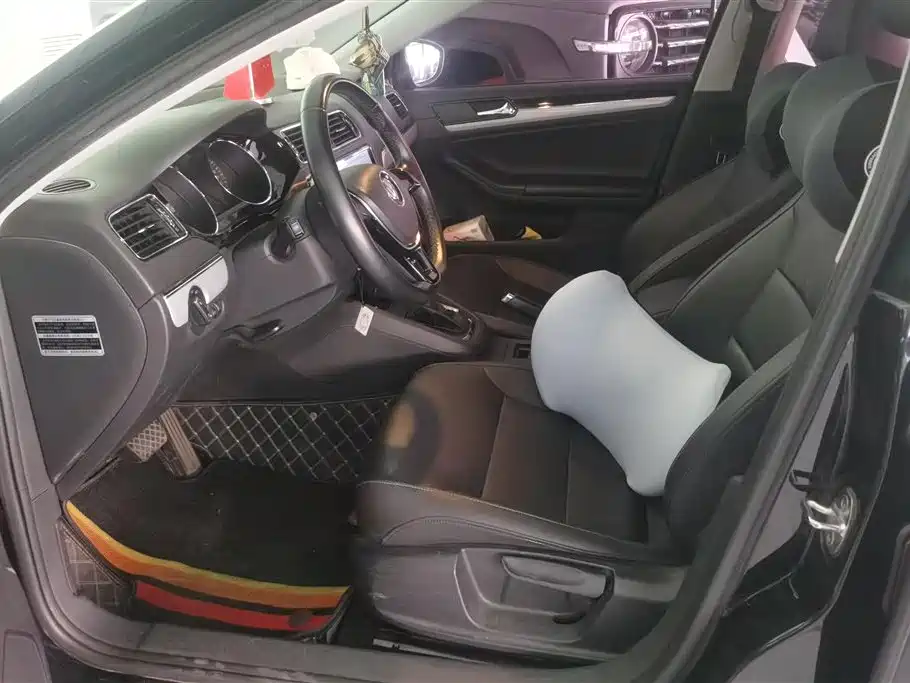 Volkswagen Sagitar 2015 1.6L Automatic Comfort фото 9