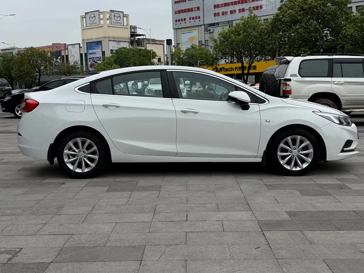 Chevrolet Cruze 2017 1.5L Automatic Pioneer Sunroof фото 4