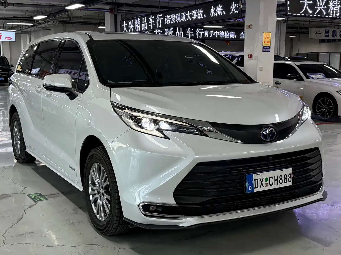 Toyota Sienna 2023 2.5L Hybrid Comfort Edition фото 3