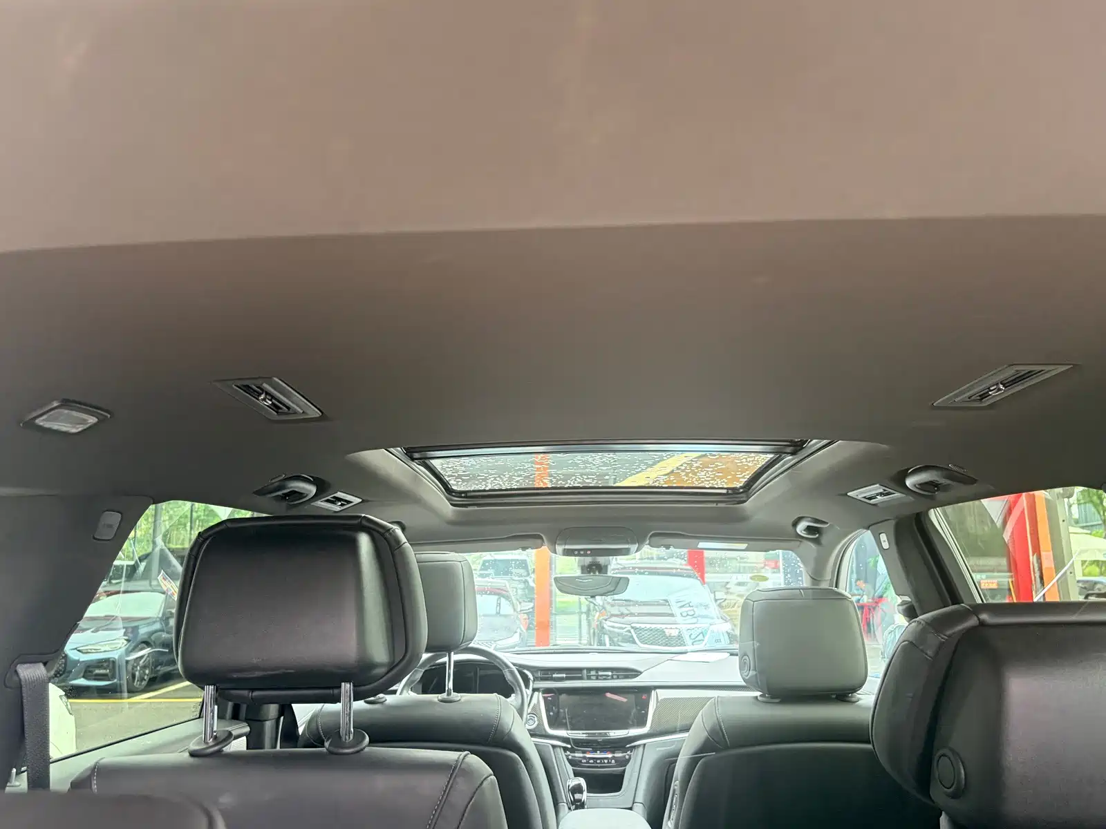 Фото 13 - Cadillac XT6