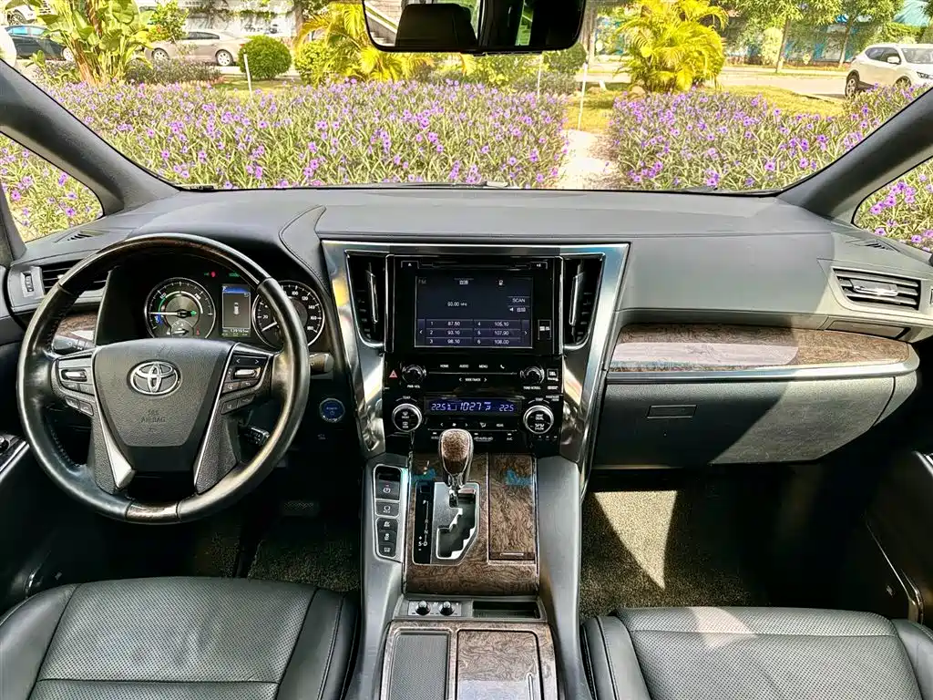 Toyota Vellfire 2019 Hybrid 2.5L HV Premium Edition фото 10